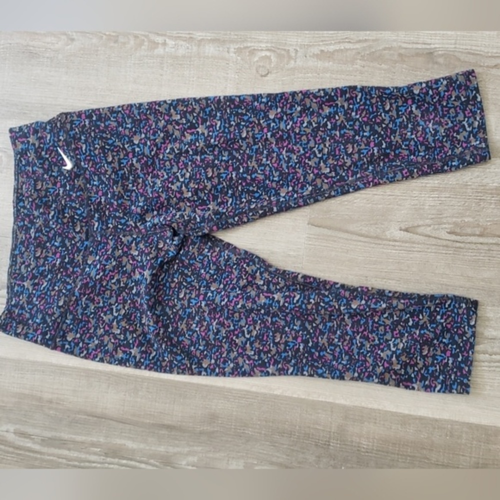 Nike dri fit abstract print, cropped leggings size small